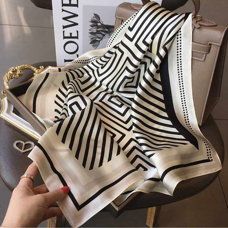 Foulard en soie "L’Élégante"