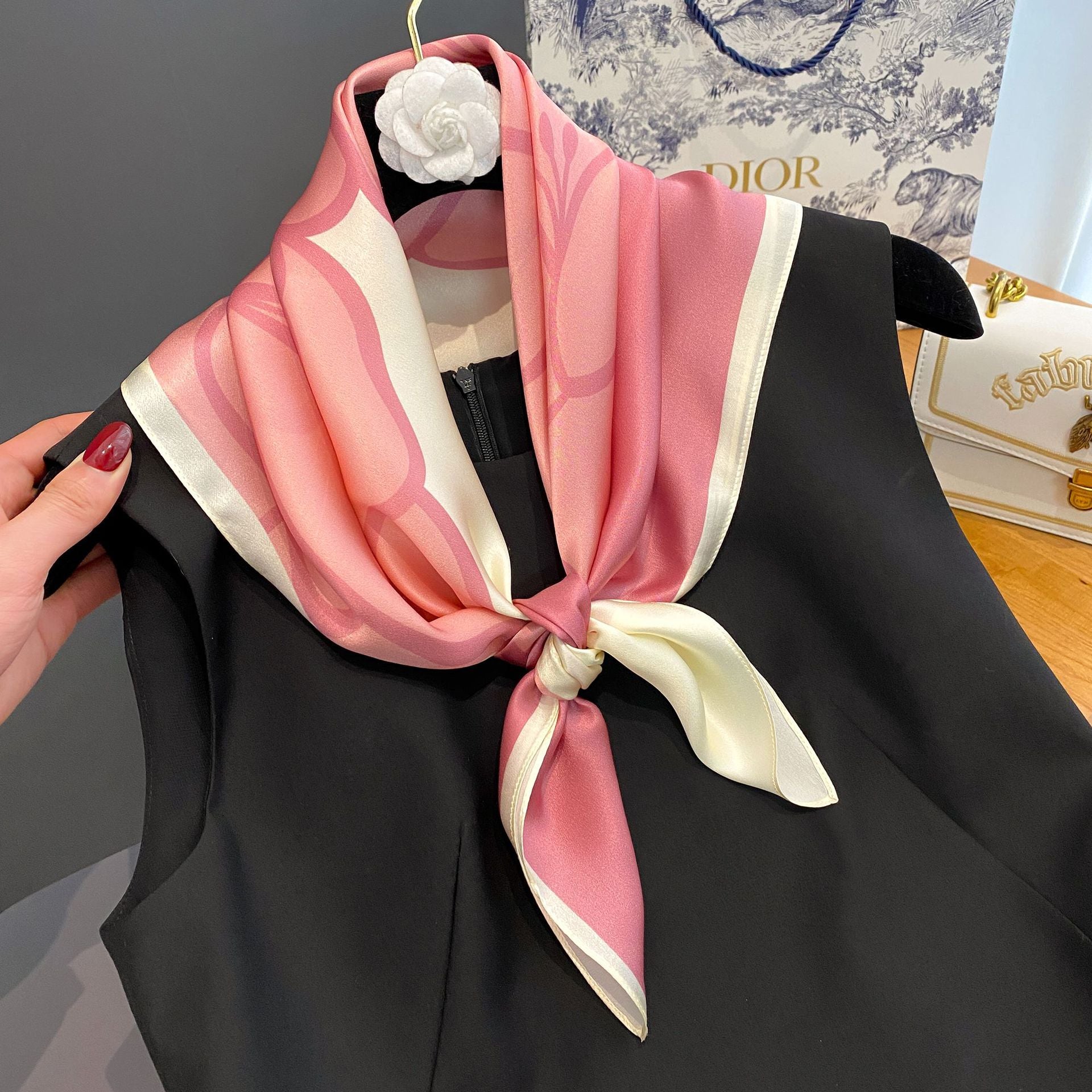 Foulard en soie "Rose Écarlate"