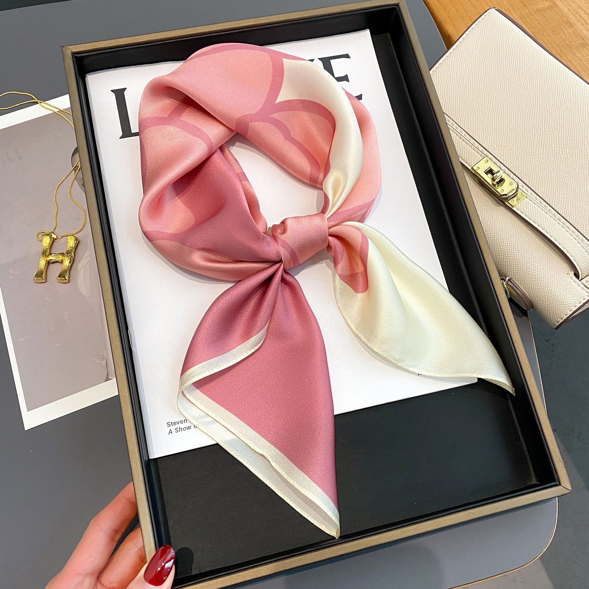 Foulard en soie "Rose Écarlate"