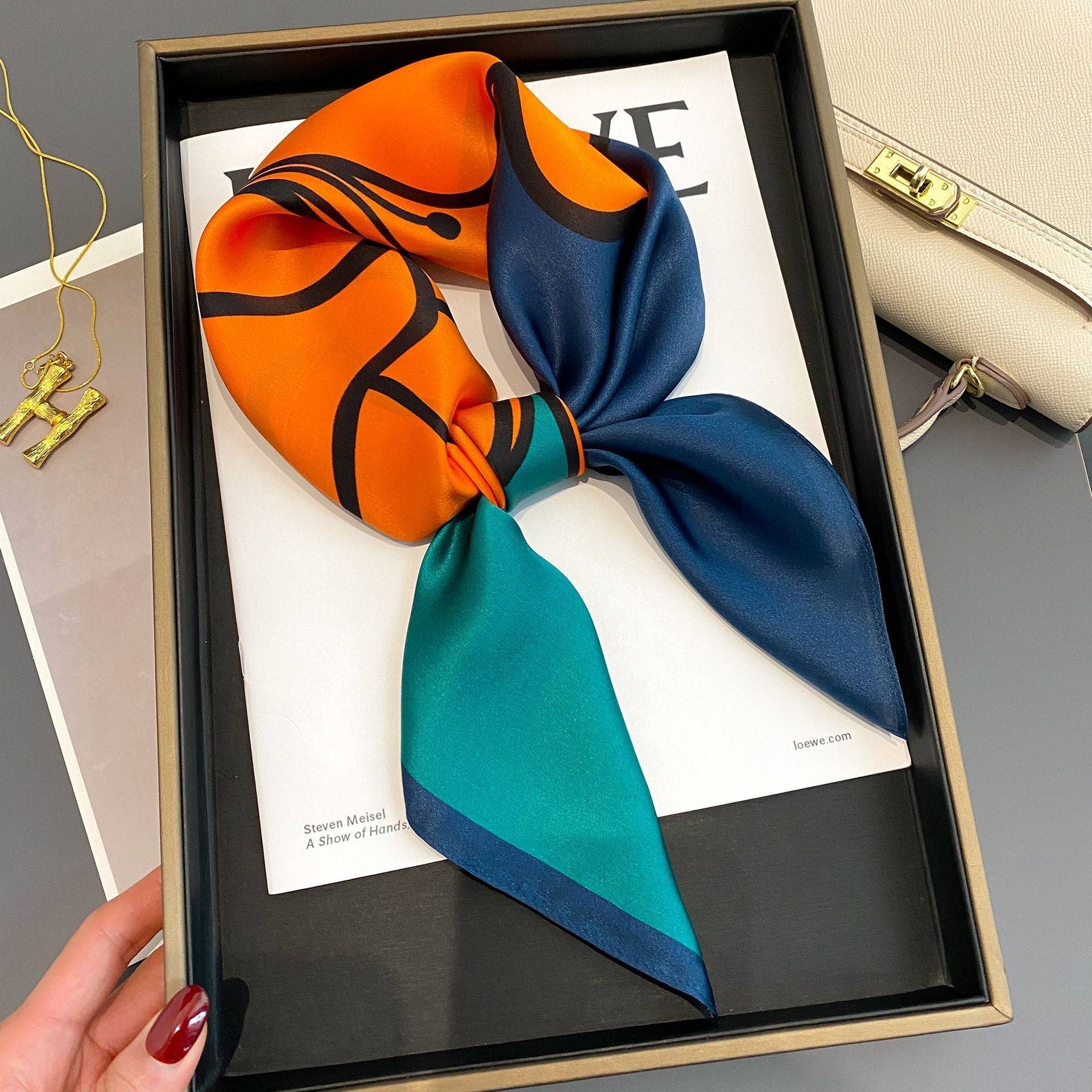 Foulard en soie "Promenade Rive Gauche"