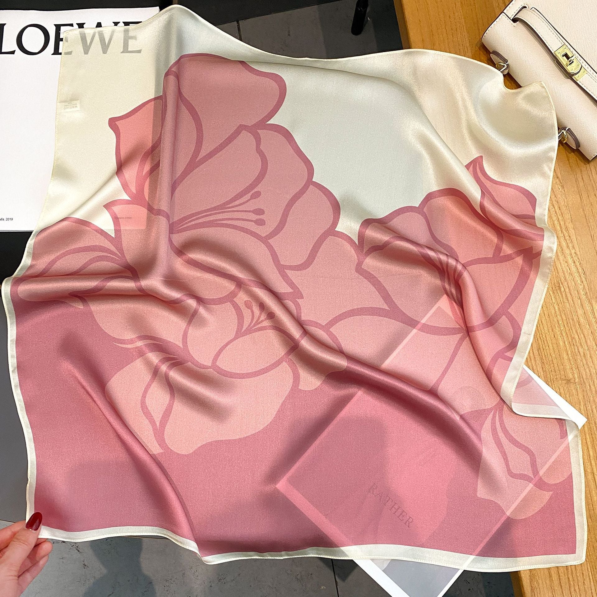Foulard en soie "Rose Écarlate"